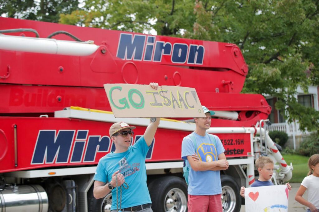 Fox Cities Marathon Course Connection March 2026 two spectators from Miron Construction with sign.